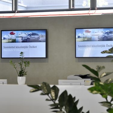 Mercedes-digital-signage